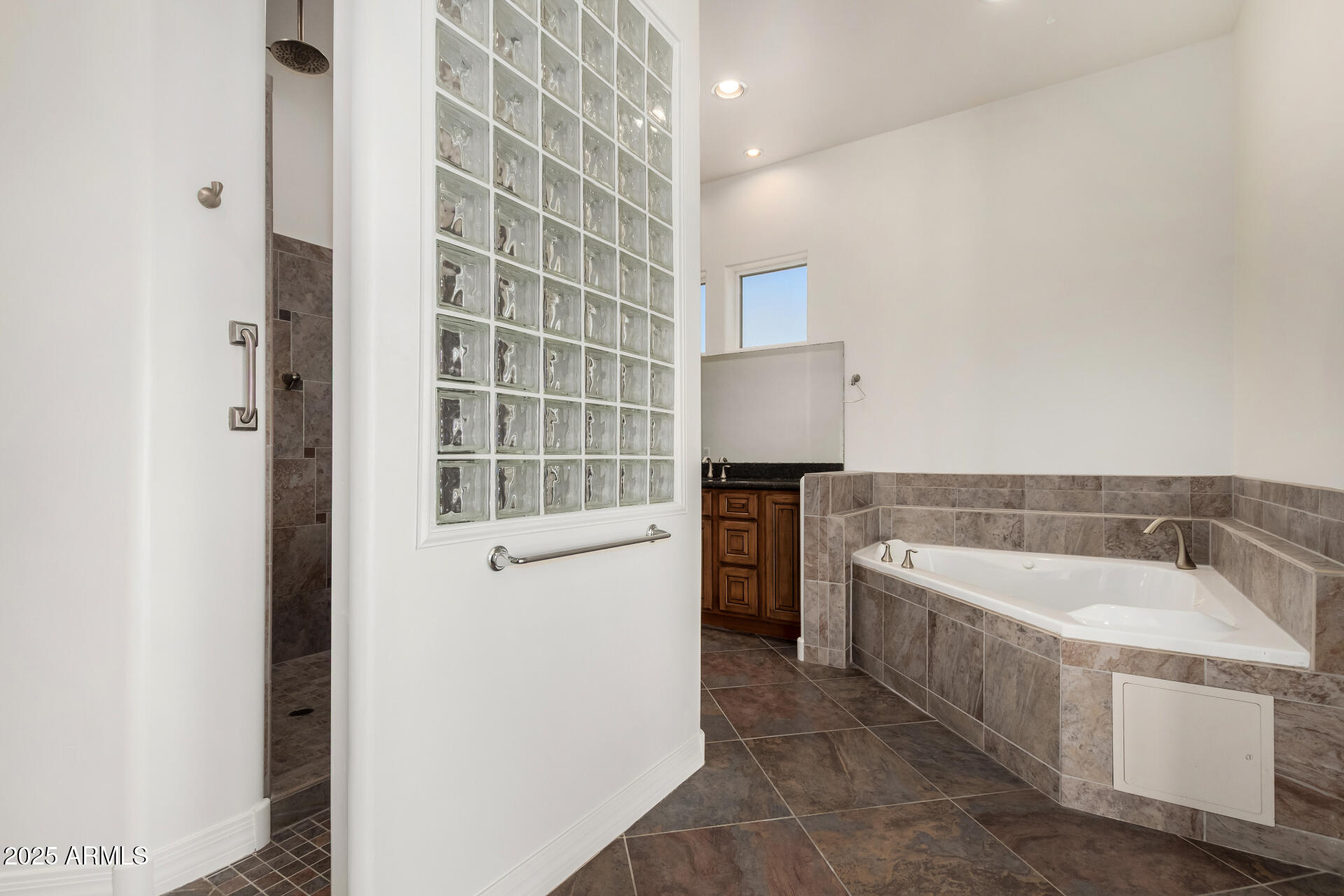 711 East Cloud Road Phoenix, AZ 85086 - Photo 23 of 61 Primary bathroom