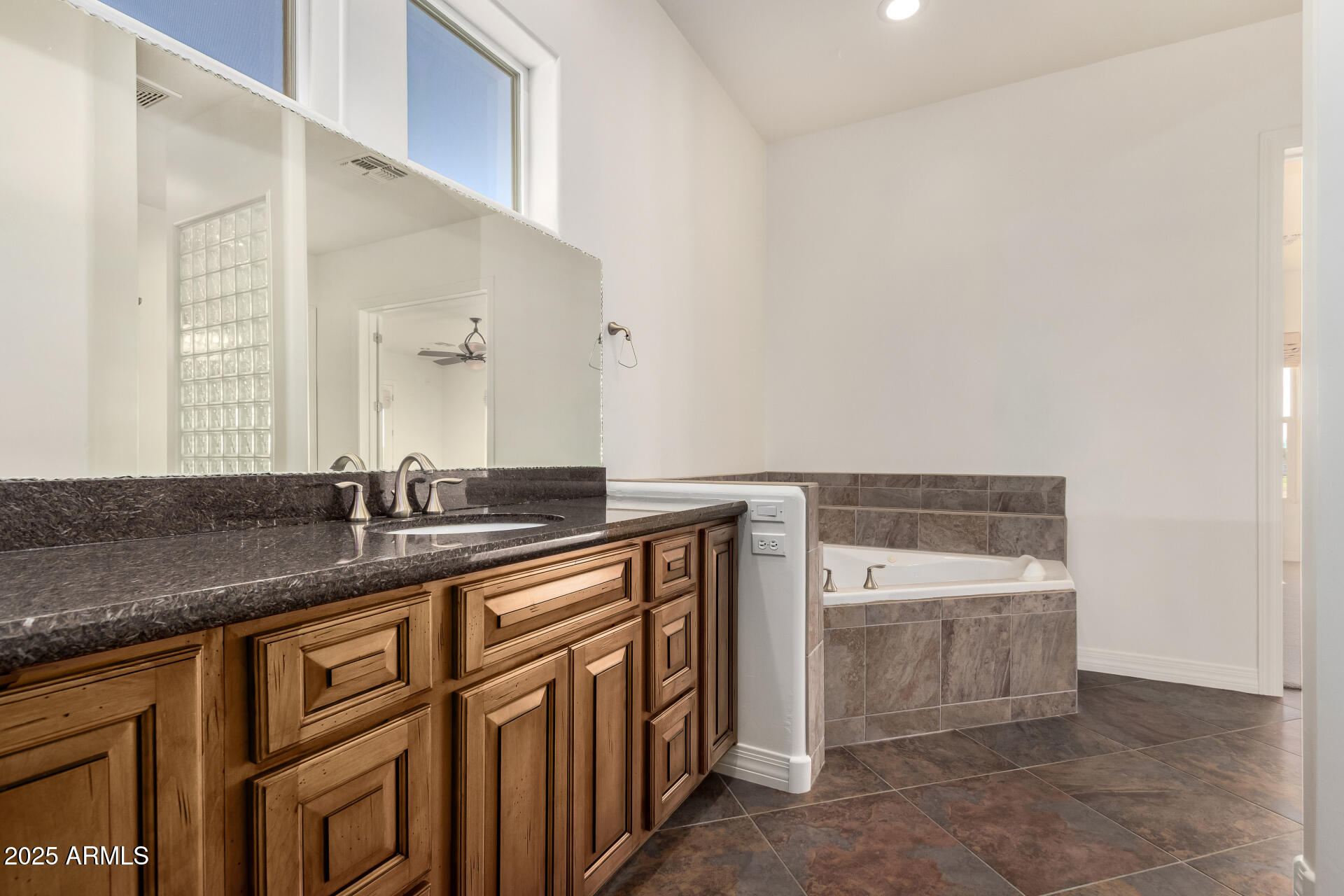 711 East Cloud Road Phoenix, AZ 85086 - Photo 24 of 61 Primary basthroom