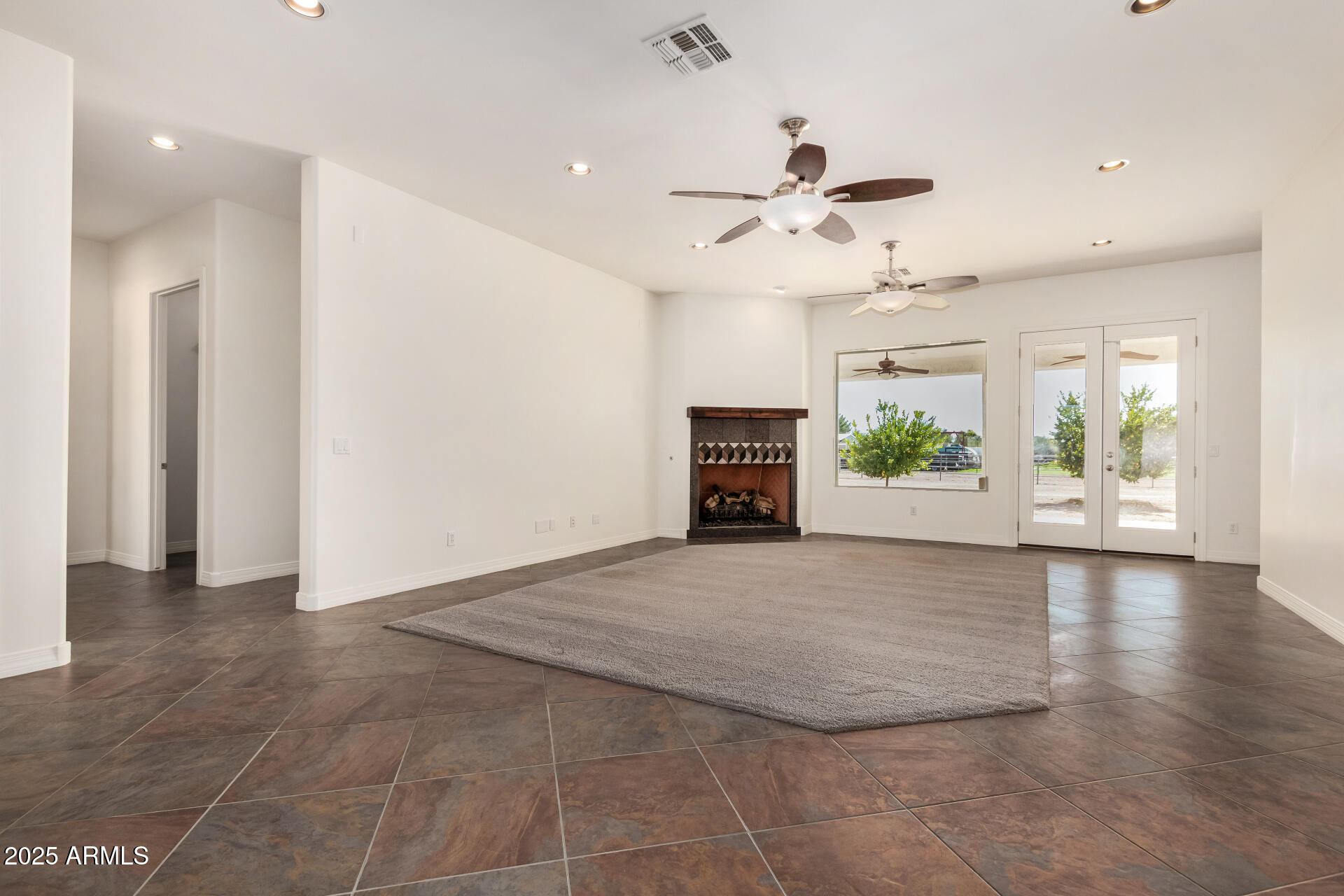 711 East Cloud Road Phoenix, AZ 85086 - Photo 6 of 61 Great room