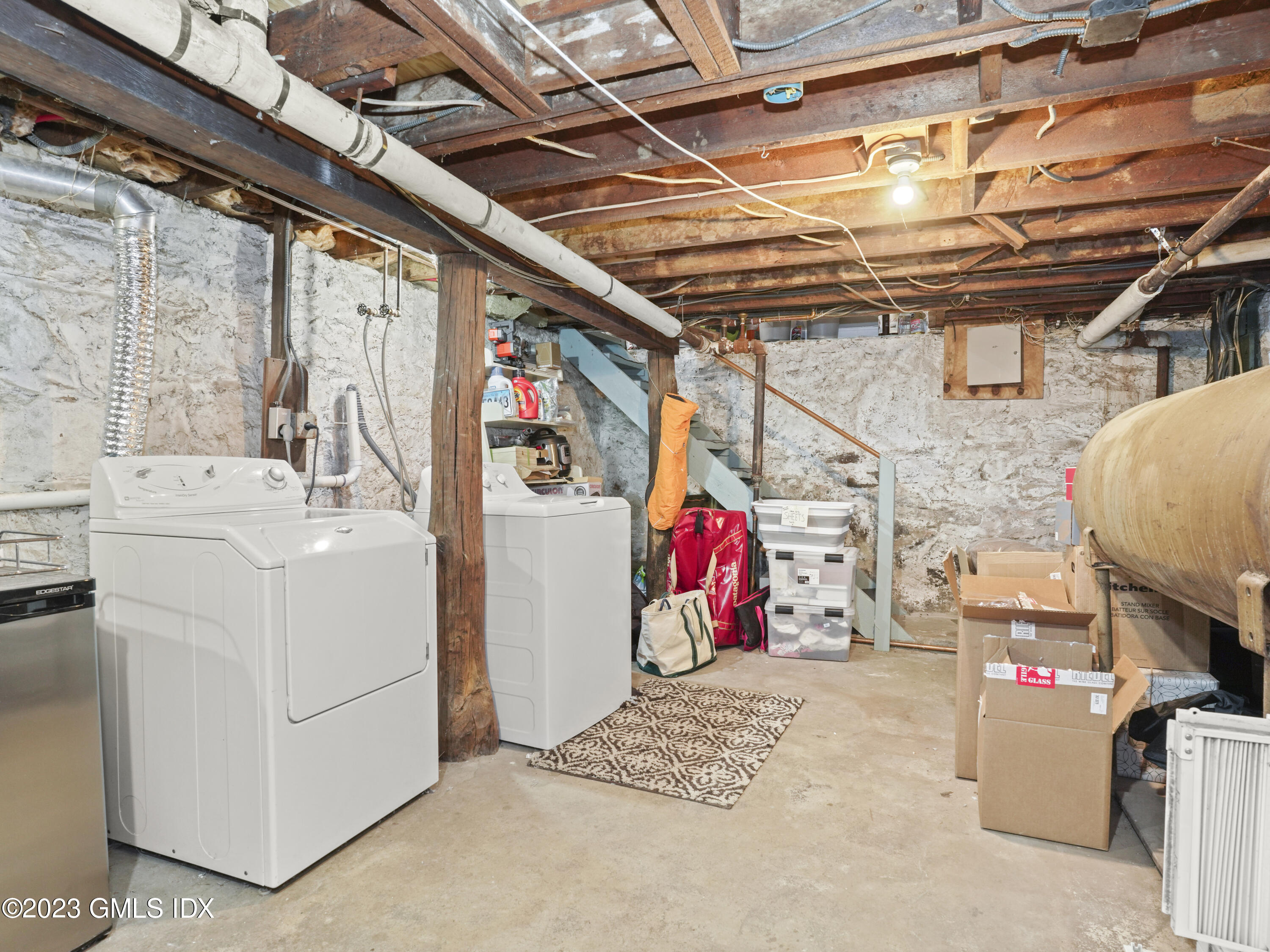 15 Locust Road, Unit COTTAGE Greenwich, CT 06831 - Photo 19 of 25 a utility room with dryer and washer