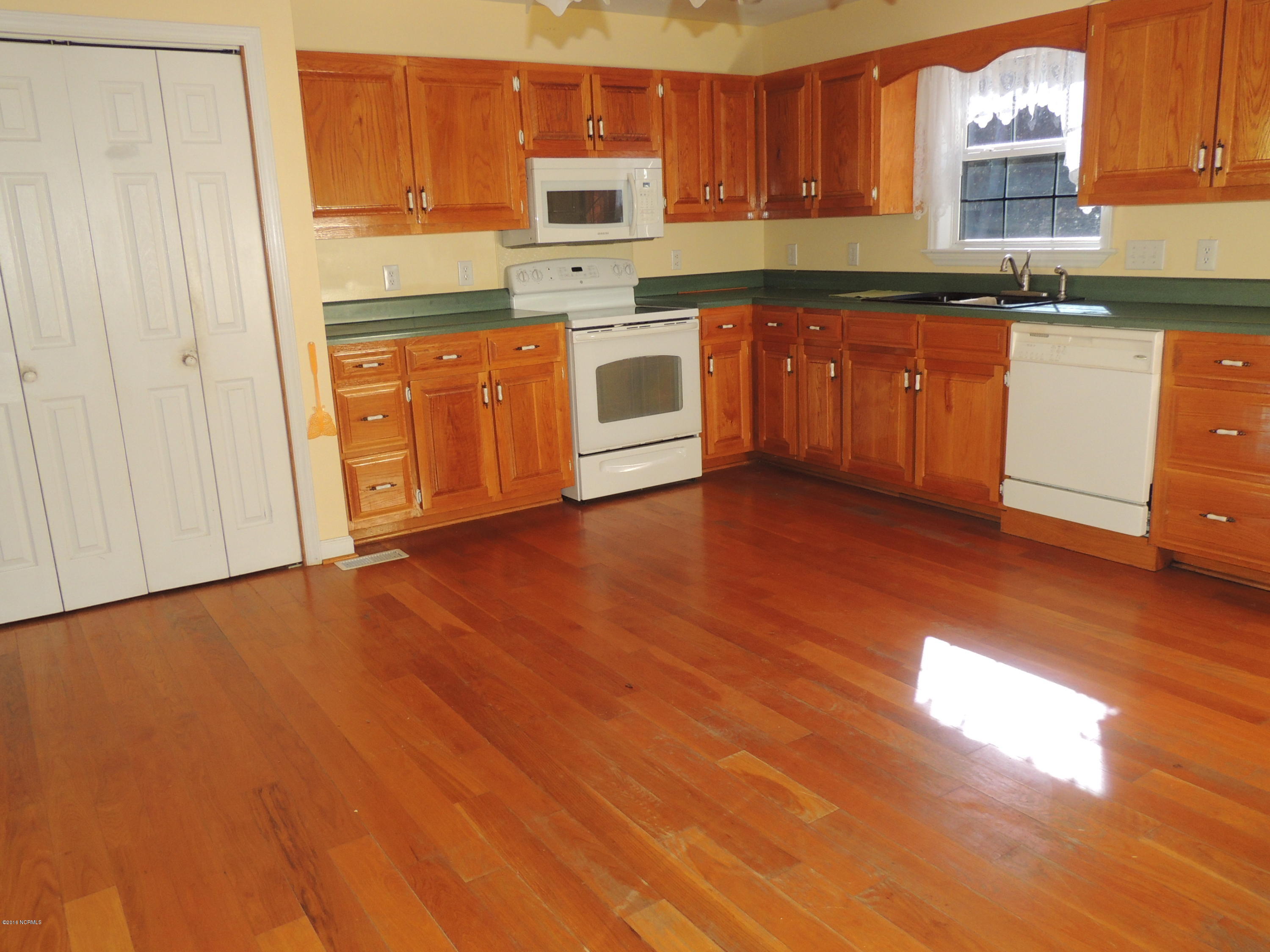 128 Old Hawkins Road Hubert, NC 28539 - Photo 5 of 36 DSCN5266