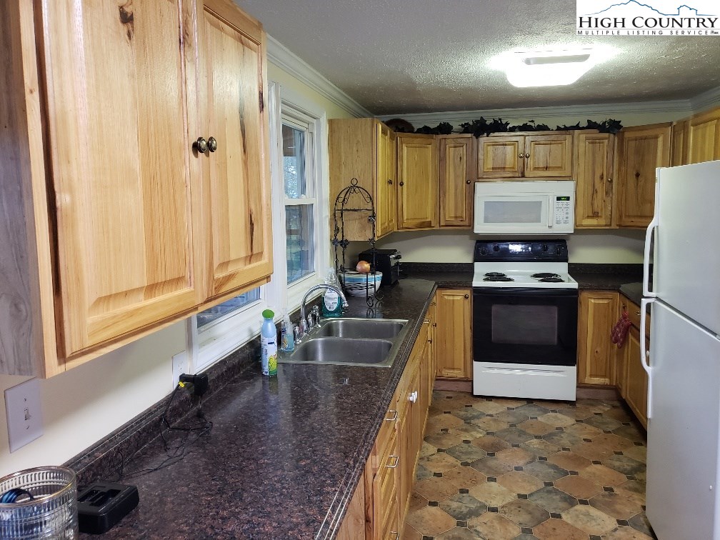6726 Glade Valley Road Ennice, NC 28623 - Photo 3 of 8