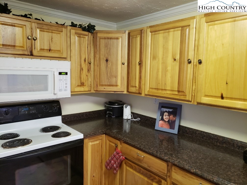 6726 Glade Valley Road Ennice, NC 28623 - Photo 4 of 8