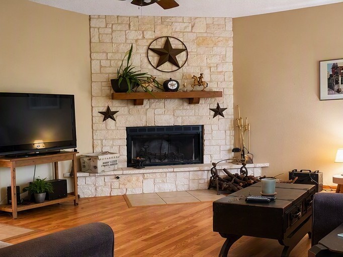 20218 Oak Forest Road Damon, TX 77430 - Photo 5 of 22 Living Room main house