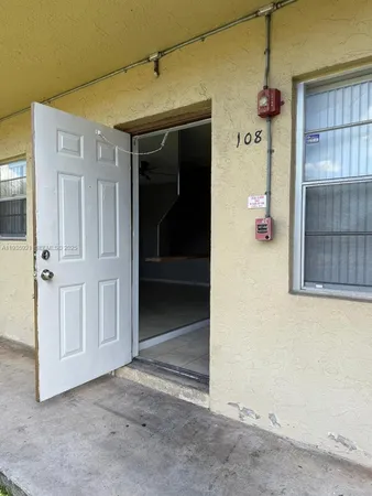 $1,600 | 402 Lakeside Drive, Unit 108, Margate, FL 33063