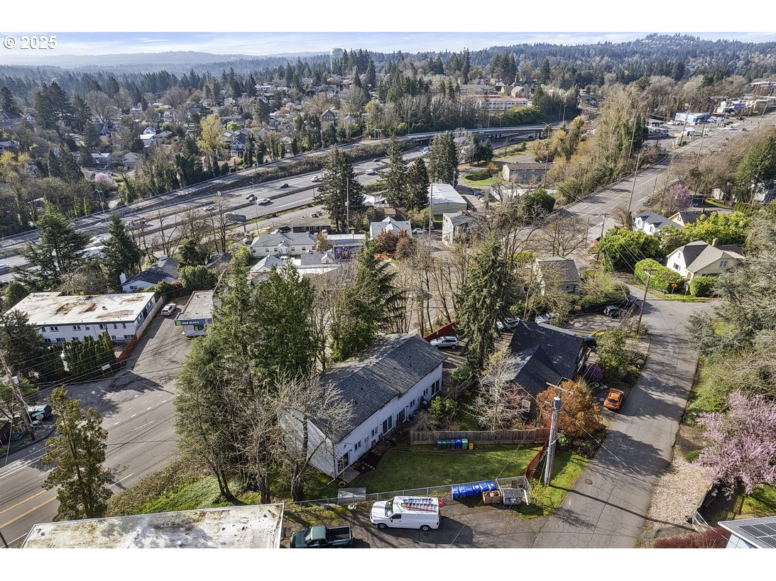 7820 Southwest 17th Drive Portland, OR 97219 - Photo 17 of 38