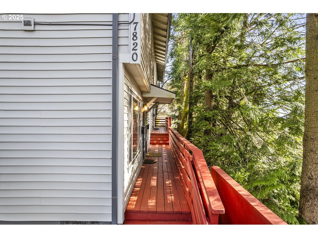 7820 Southwest 17th Drive Portland, OR 97219 - Photo 4 of 38