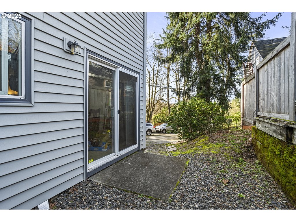 7820 Southwest 17th Drive Portland, OR 97219 - Photo 6 of 38
