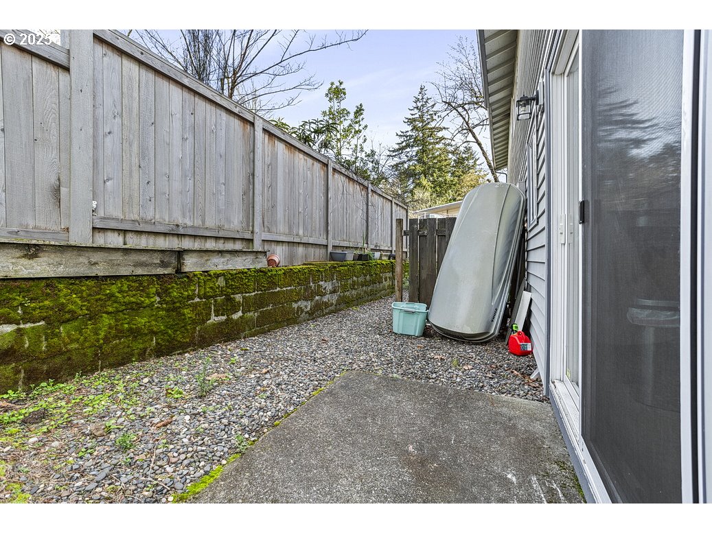 7820 Southwest 17th Drive Portland, OR 97219 - Photo 7 of 38