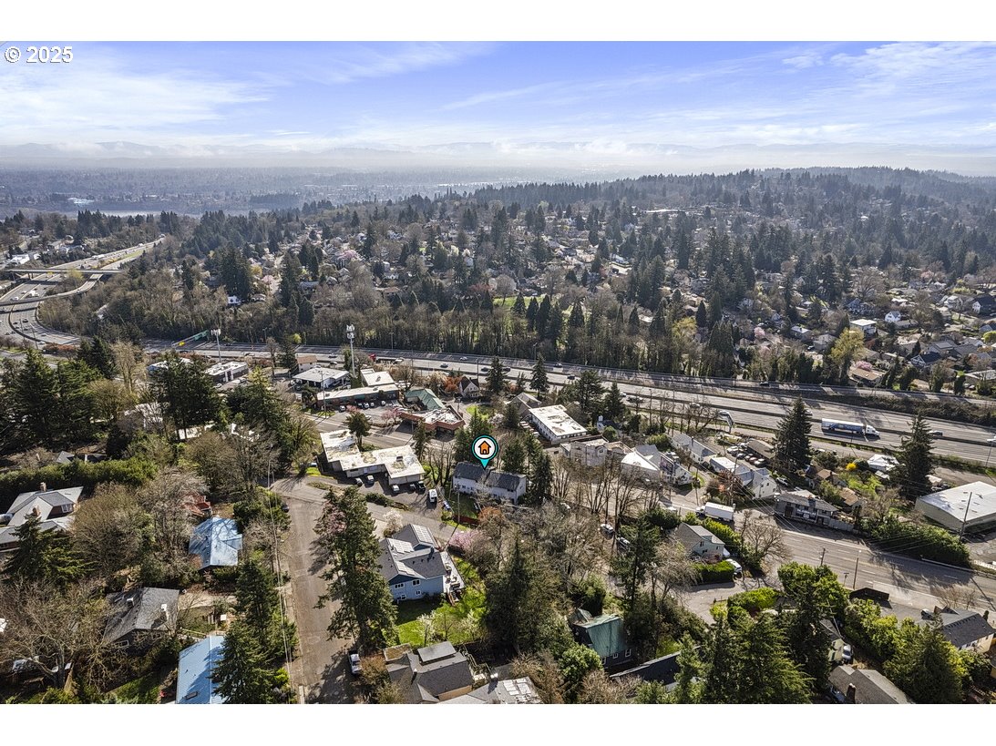 7820 Southwest 17th Drive Portland, OR 97219 - Photo 8 of 38