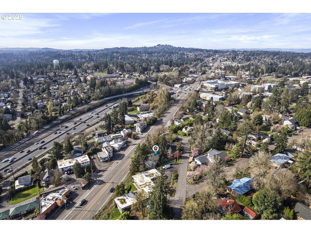 7820 Southwest 17th Drive Portland, OR 97219 - Photo 9 of 38
