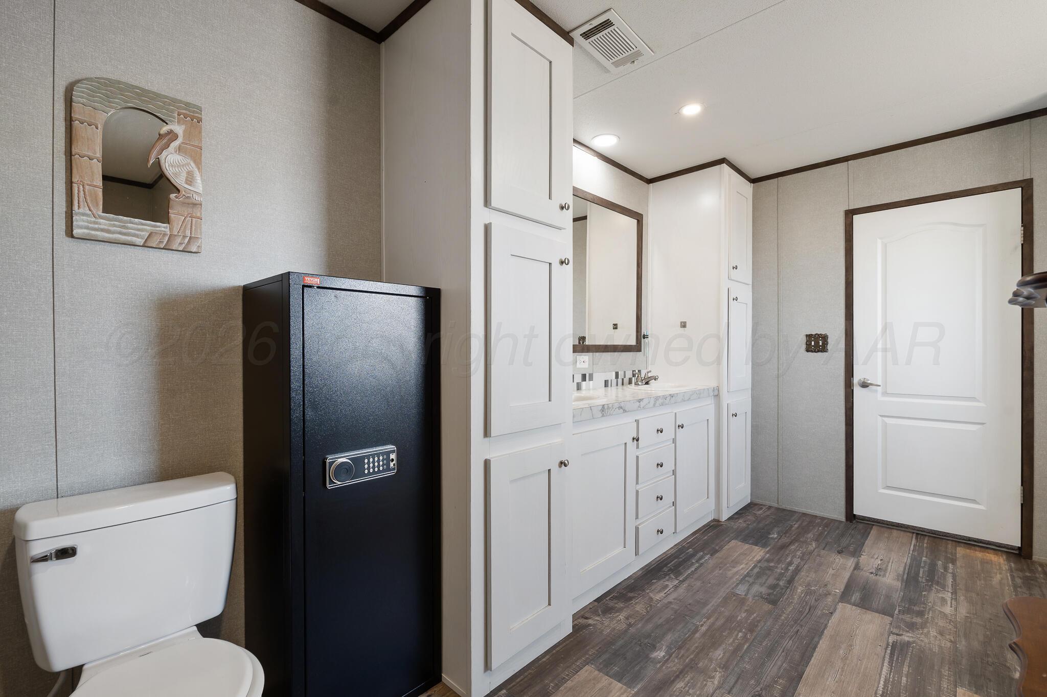 11401 Anderson Road Amarillo, TX 79118 - Photo 25 of 59 En Suite Bathroom