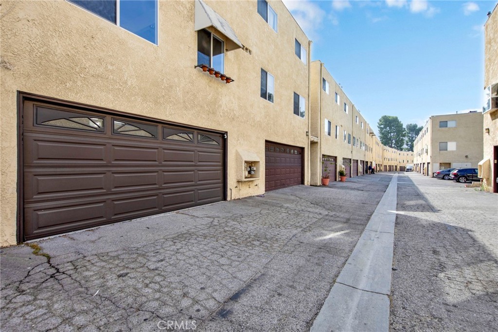 9745 Vía Roma Burbank, CA 91504 - Photo 31 of 38