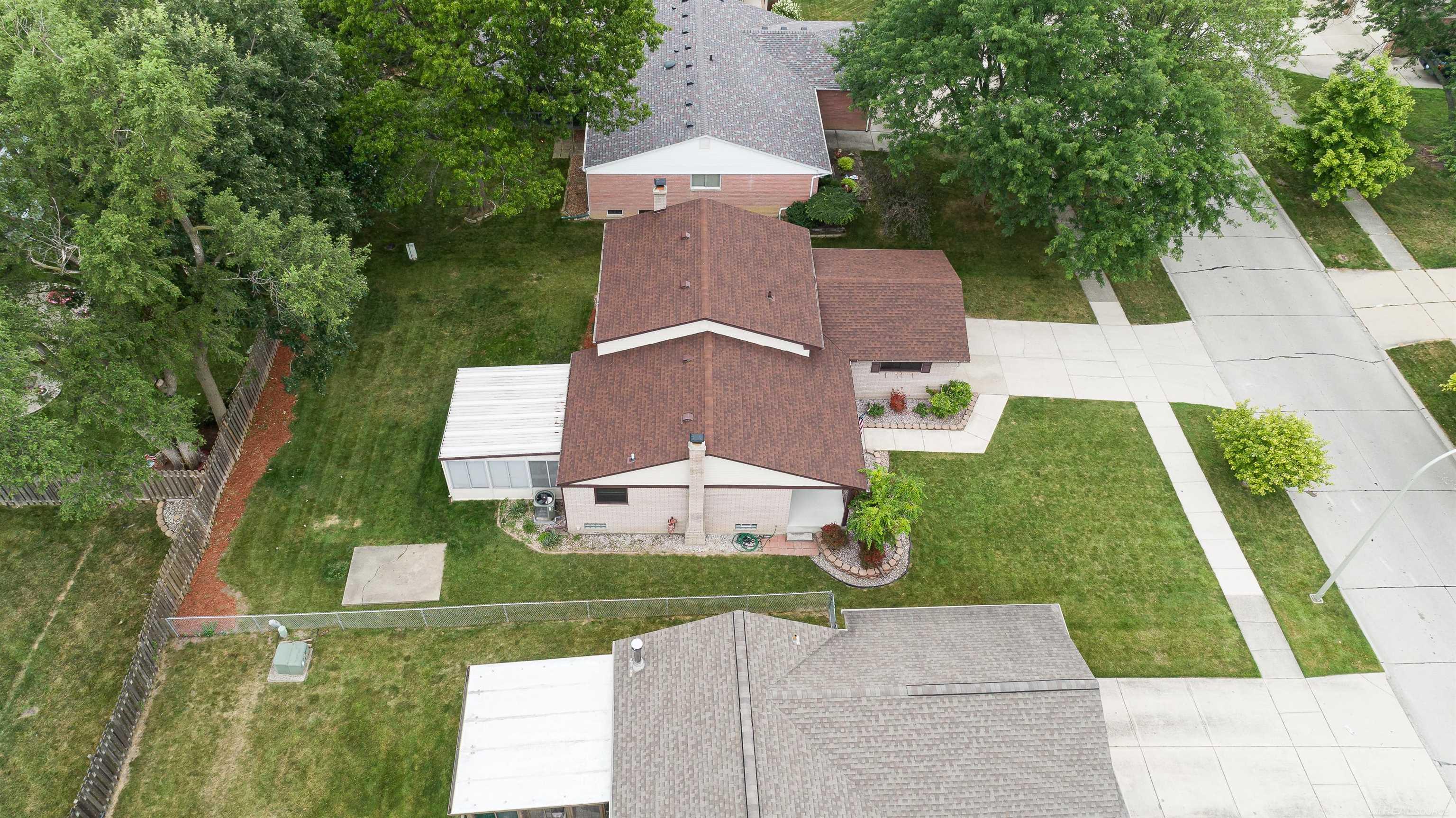 21952 Hall Road Trenton, MI 48183 - Photo 17 of 53 50148012-1f357fc0-17eb-46f4-8704-e1952328a02e.JPG