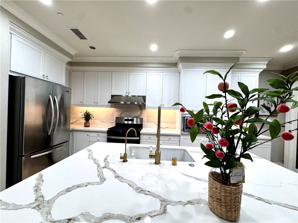 31 Shellbark Irvine, CA 92618 - Photo 4 of 28 Gallery Image 4