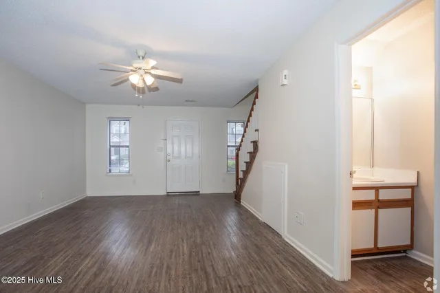 $1,195 | 911 Allen Road, Unit A7, Greenville, NC 27834