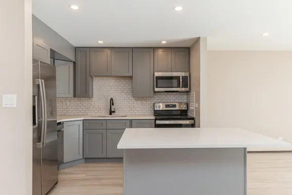 $1,900 | 751 South Dwyer Avenue, Unit D, Arlington Heights, IL 60005