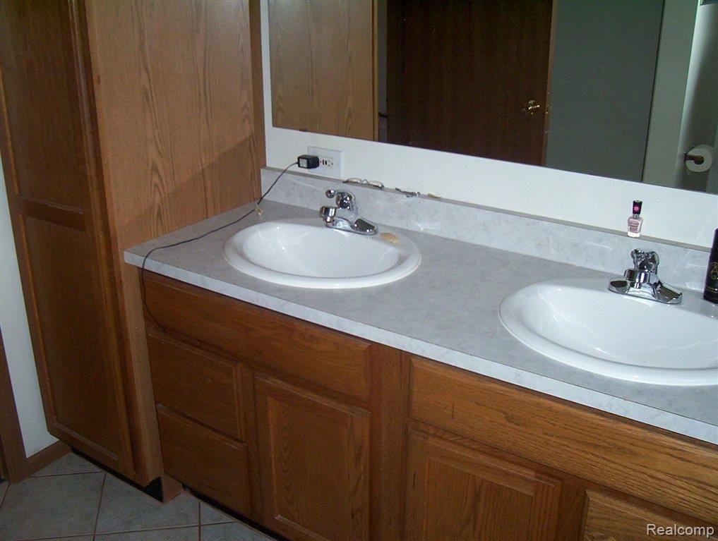 21667 Inkster Road Romulus, MI 48174 - Photo 10 of 18 INKSTER RD MASTER BATH 2.jpg