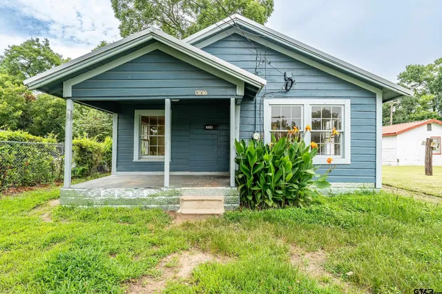 a front view of house with yard