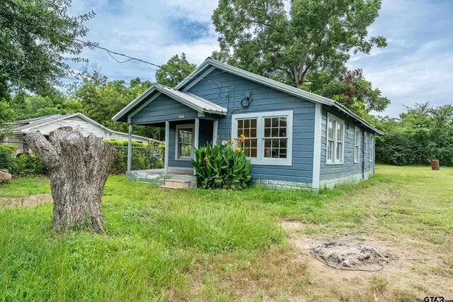 a view of a house with backyard and garden