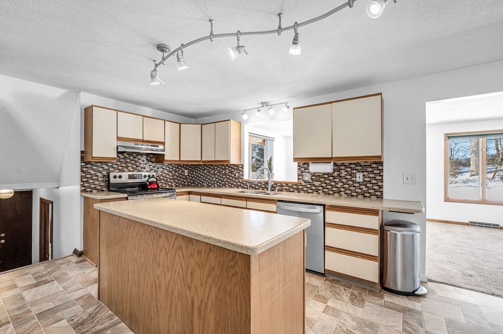 88 Basil Road Chicopee, MA 01020 - Photo 6 of 29