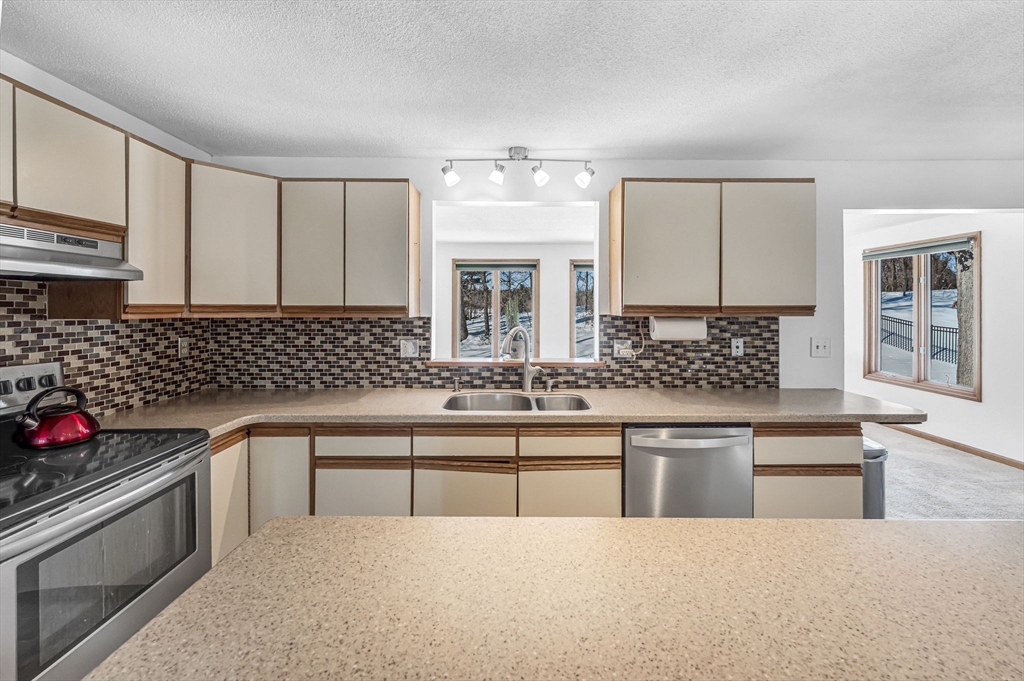 88 Basil Road Chicopee, MA 01020 - Photo 7 of 29