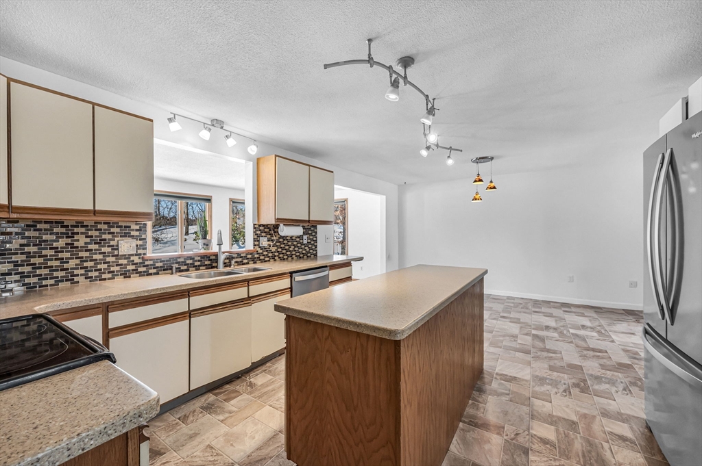 88 Basil Road Chicopee, MA 01020 - Photo 8 of 29