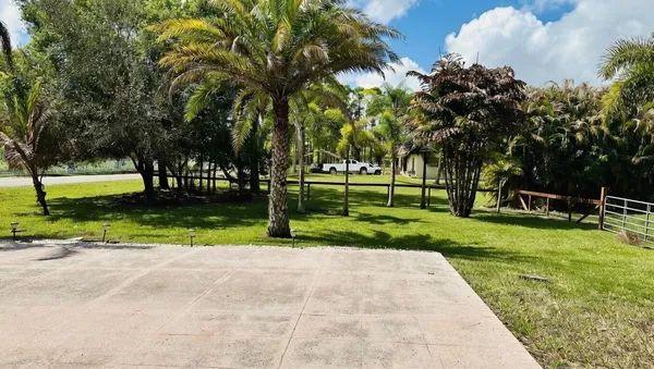 a view of a house with a backyard