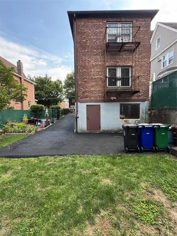 a view of an house with backyard porch and kitchen