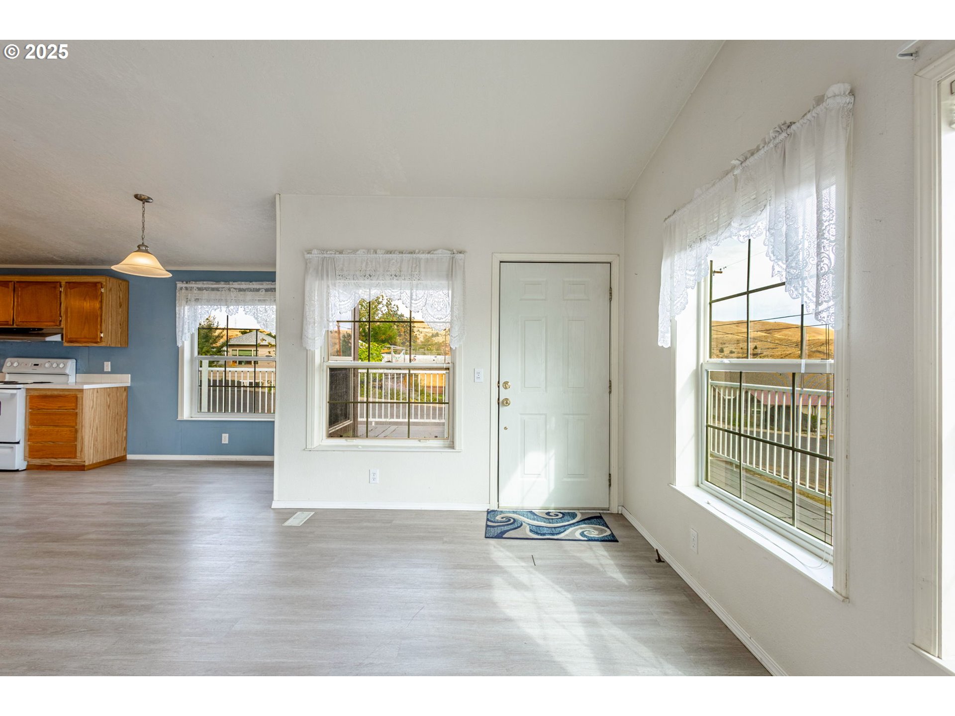 299 4th Street Maupin, OR 97037 - Photo 4 of 43