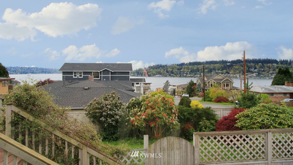 1115 North 37th Street Renton, WA 98056 - Photo 3 of 21