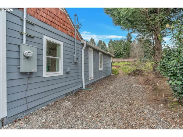 a view of a house with a backyard