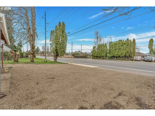 a view of a backyard