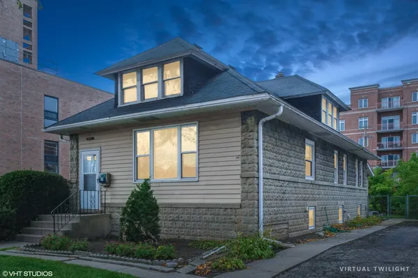 $2,850 | 848 Lee Street, Des Plaines, IL 60016