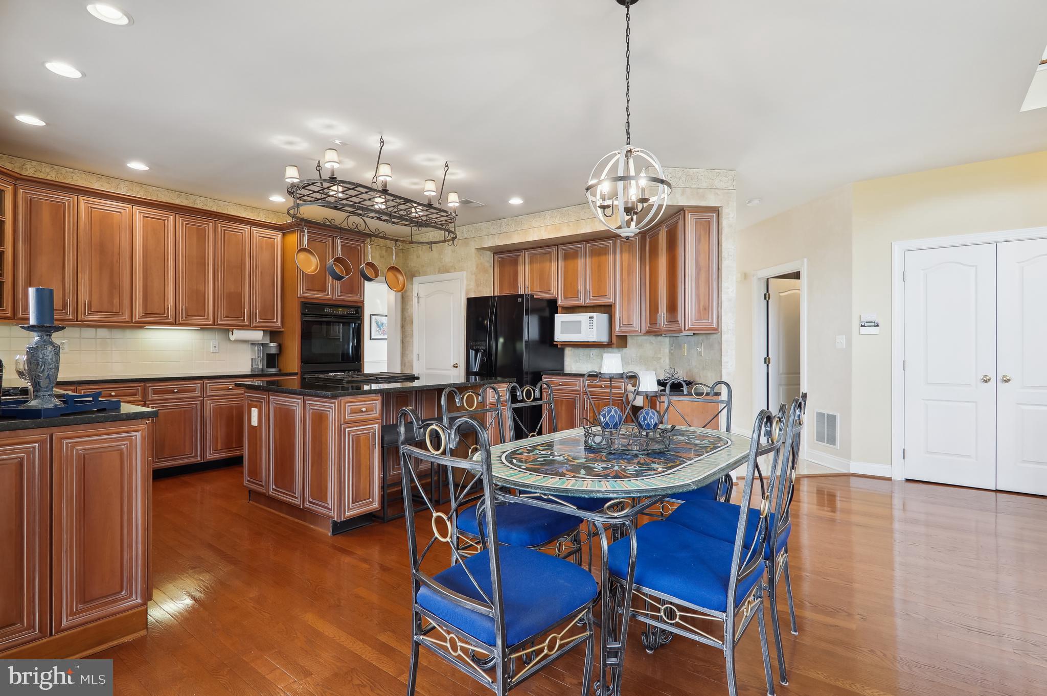 12101 Sheets Farm Road North Potomac, MD 20878 - Photo 17 of 105 Kitchen with adjacent eat in area