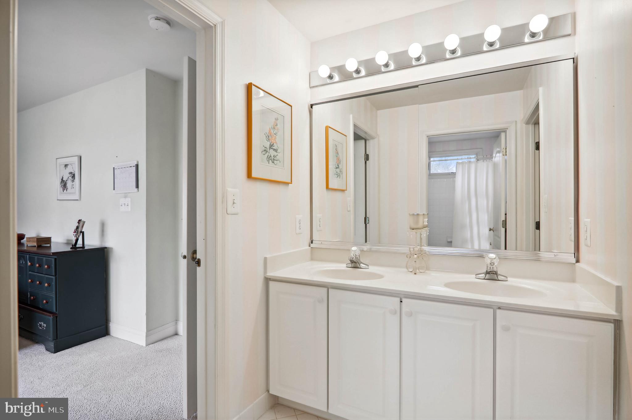 12101 Sheets Farm Road North Potomac, MD 20878 - Photo 47 of 105 Shared Bathroom between bedroom #2 and bedroom #3