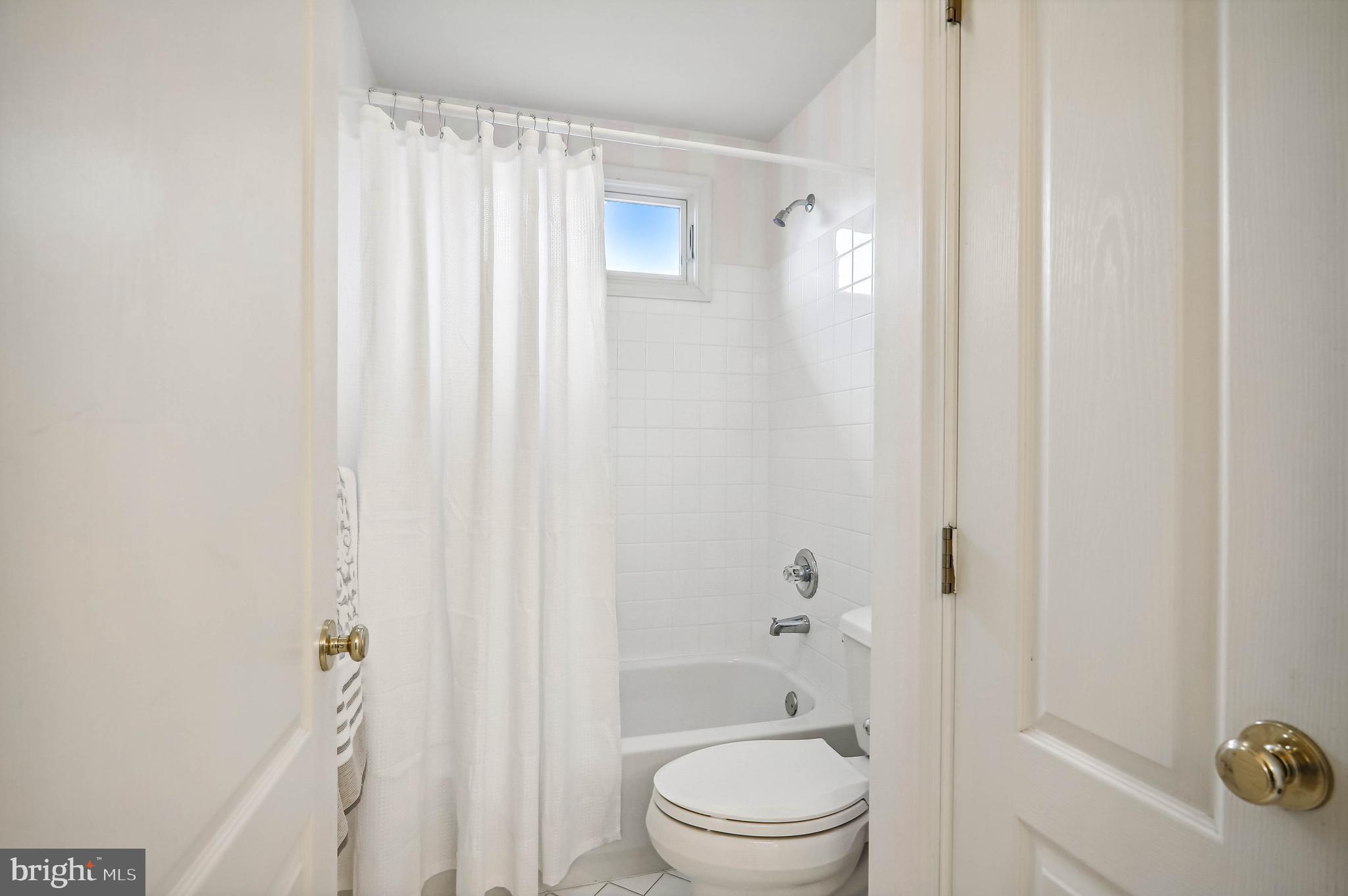 12101 Sheets Farm Road North Potomac, MD 20878 - Photo 48 of 105 Shared bathroom with tub
