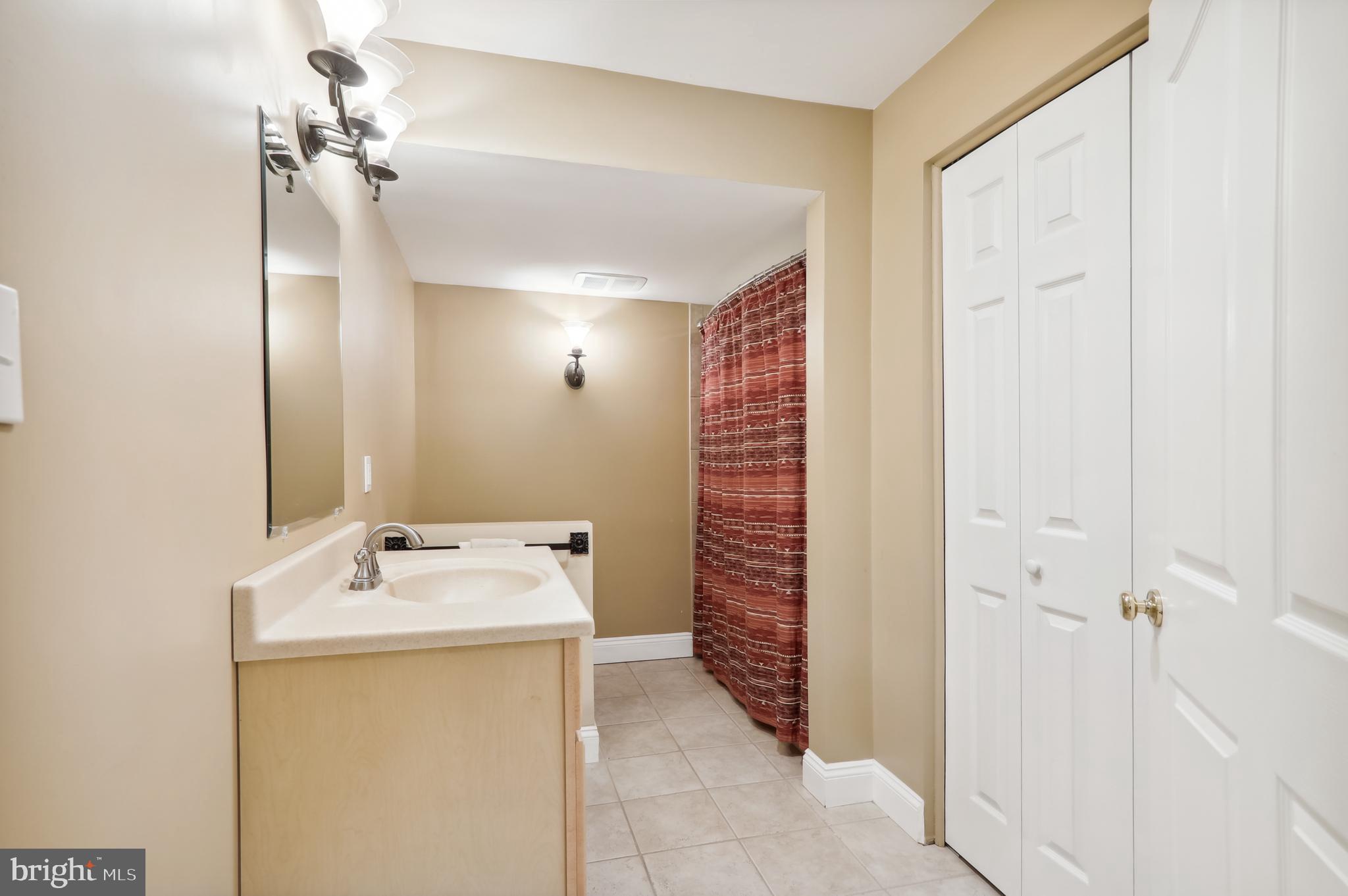 12101 Sheets Farm Road North Potomac, MD 20878 - Photo 63 of 105 Lower level full bathroom with tub shower