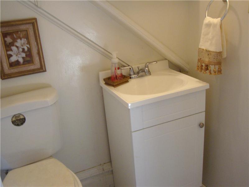72 Noblestown Road Carnegie, PA 15106 - Photo 10 of 24 Partial Bath.