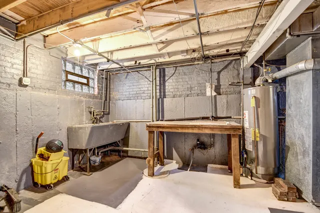 a view of sitting area with furniture