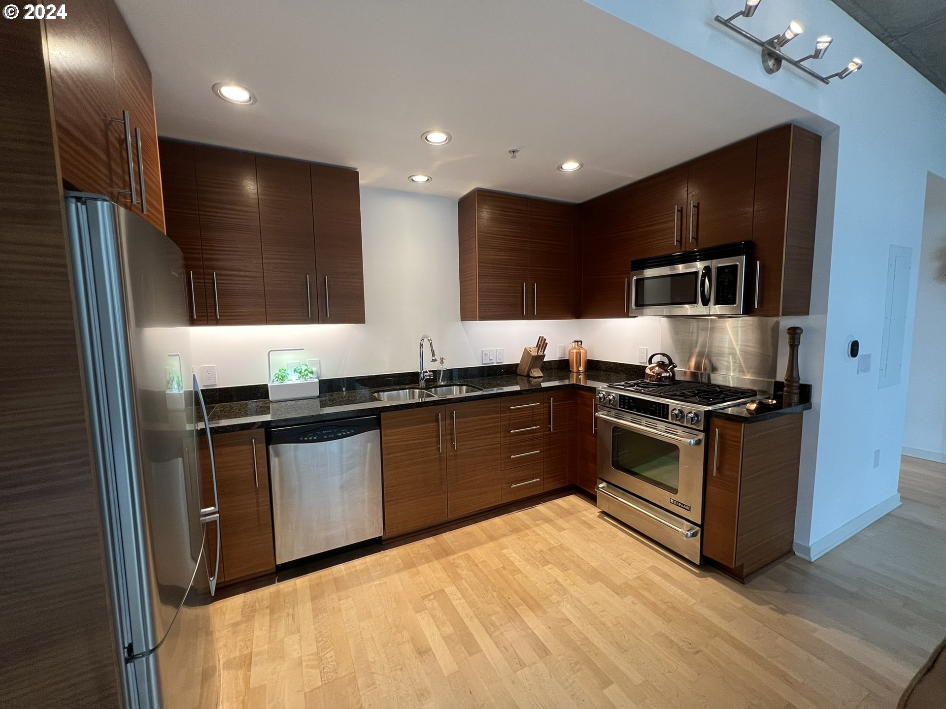 1830 Northwest Riverscape Street, Unit 308 Portland, OR 97209 - Photo 7 of 37 Gallery Image 7