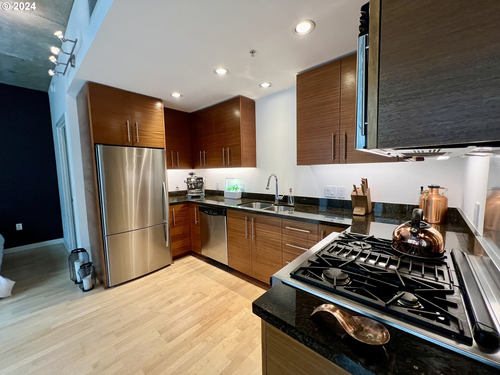 1830 Northwest Riverscape Street, Unit 308 Portland, OR 97209 - Photo 8 of 37 Gallery Image 8