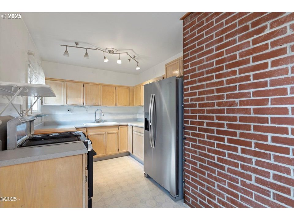 635 Northeast 192nd Avenue Portland, OR 97230 - Photo 11 of 27