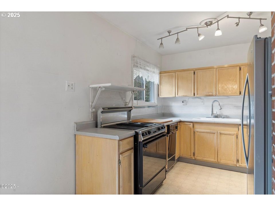 635 Northeast 192nd Avenue Portland, OR 97230 - Photo 12 of 27