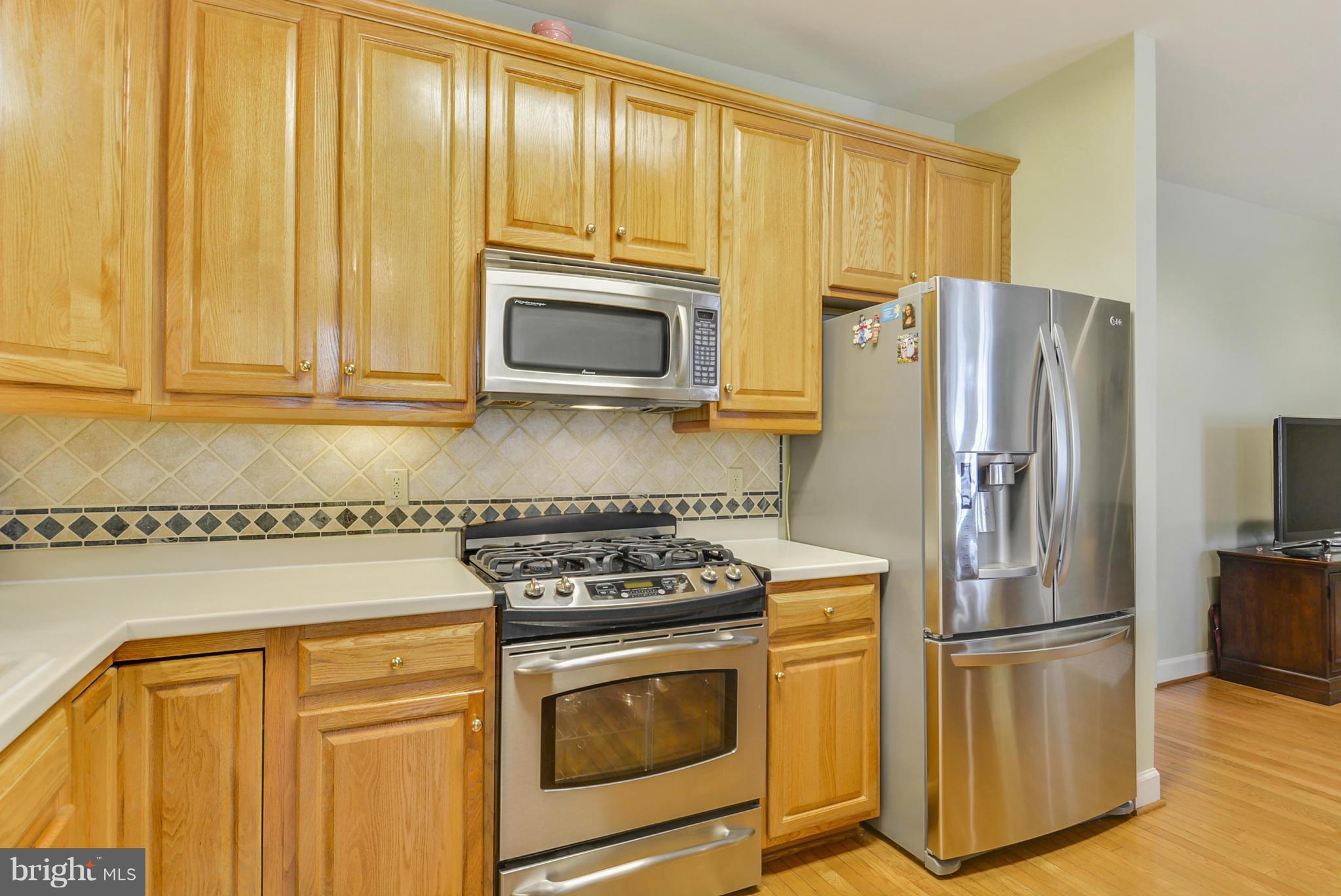 8520 Bells Ridge Terrace Potomac, MD 20854 - Photo 7 of 30 Kitchen with Stainless appliances
