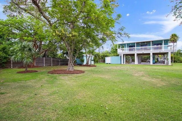 a view of a house with a backyard