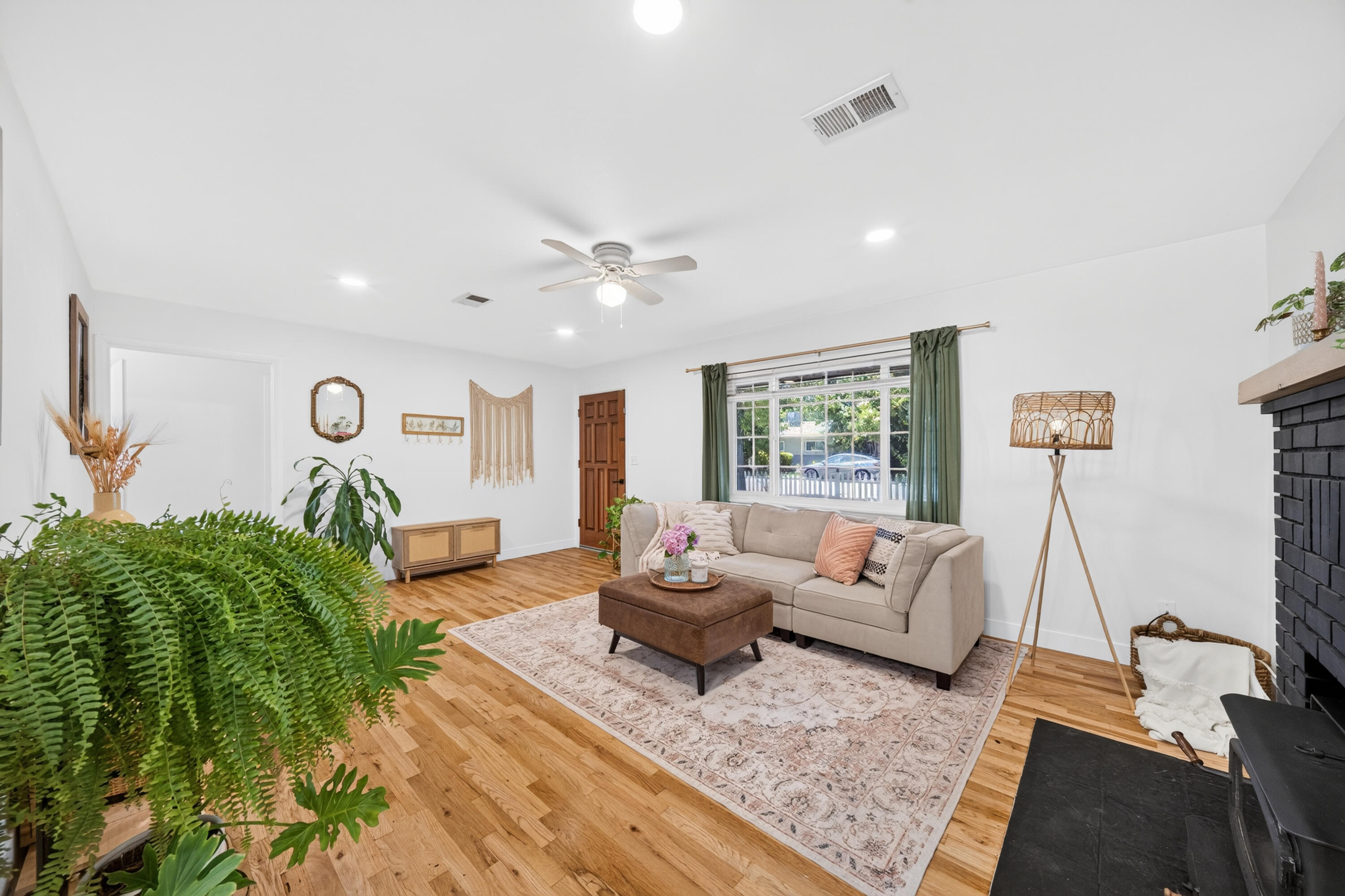 3061 Marmac Road Anderson, CA 96007 - Photo 6 of 45 Living Room