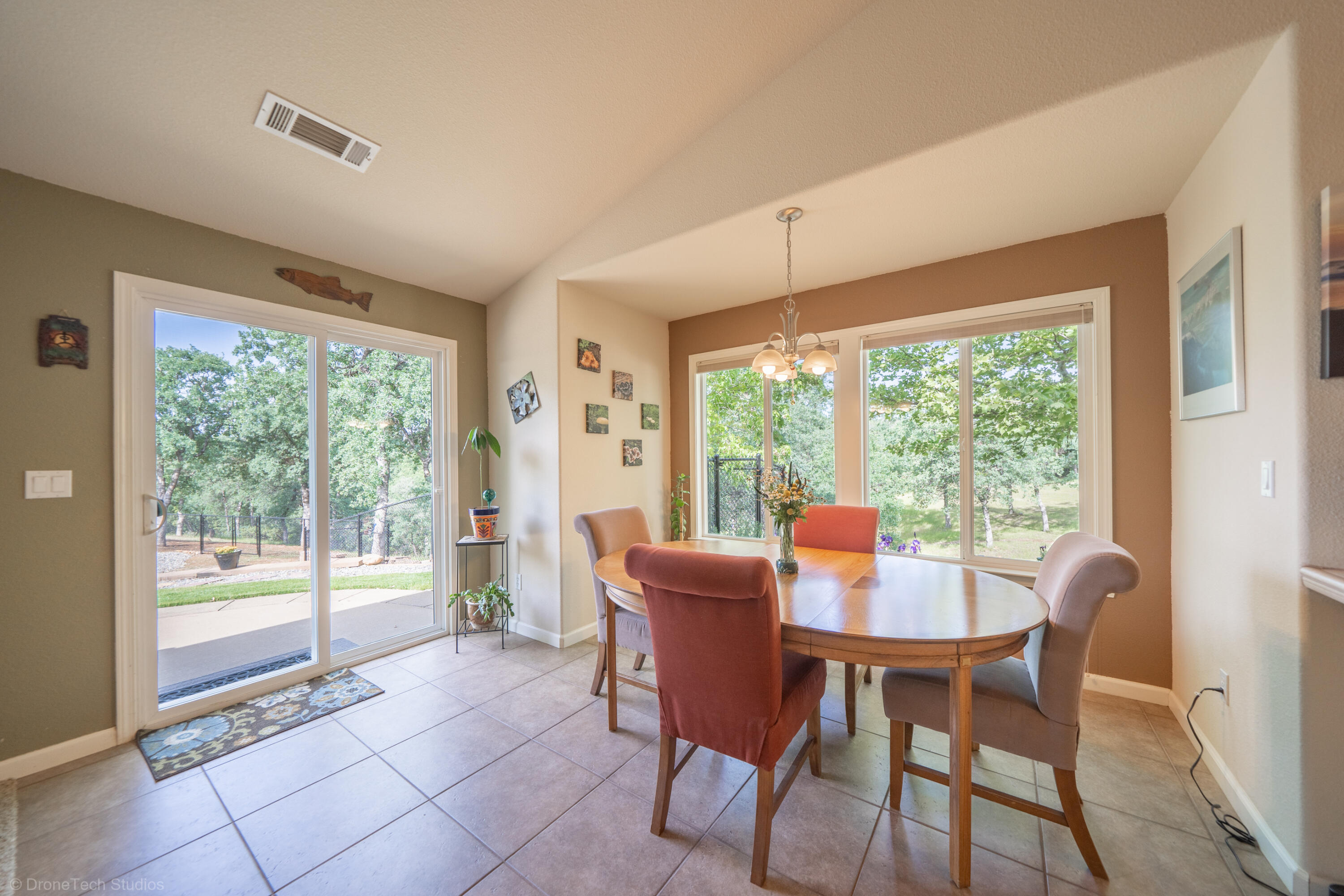 16671 Power Line Road Redding, CA 96001 - Photo 11 of 105 Dining Area