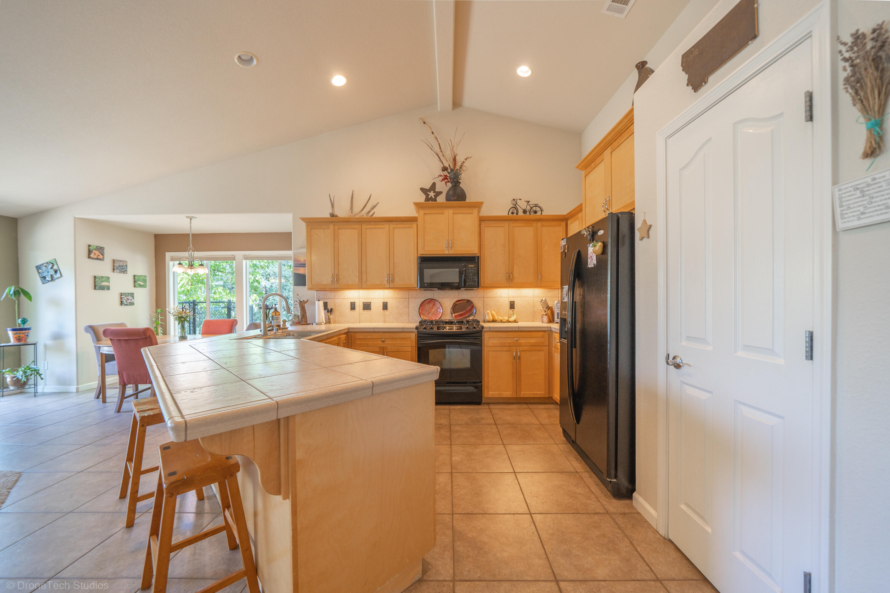 16671 Power Line Road Redding, CA 96001 - Photo 14 of 105 Tile kitchen