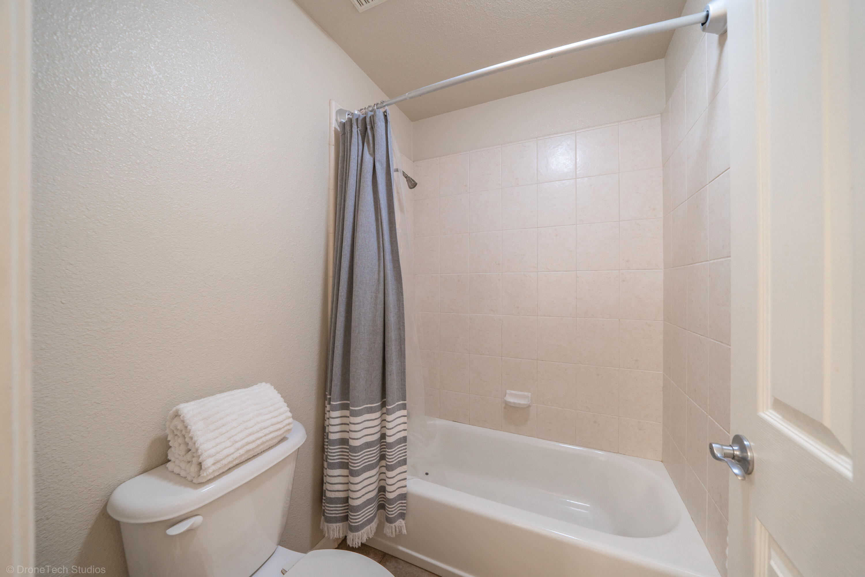 16671 Power Line Road Redding, CA 96001 - Photo 25 of 105 Tub/shower in Hall bath
